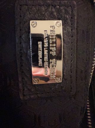 Cartera Negra con Cremallera y Detalles Metálicos