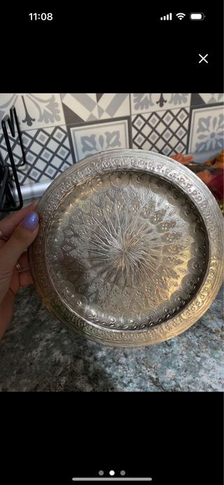 Bandeja decorativa de metal plateado