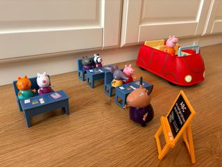 Coche y escuela Peppa Pig, en perfecto estado