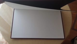 Cubre escritorio de cuero morado con borde dorado