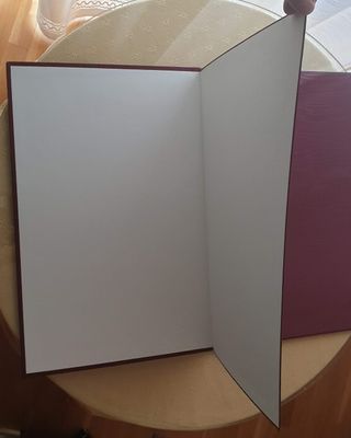 Cubre escritorio de cuero morado con borde dorado