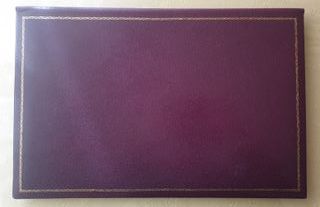 Cubre escritorio de cuero morado con borde dorado