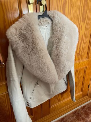Chaqueta Beige con Cuello Peludo Talla M