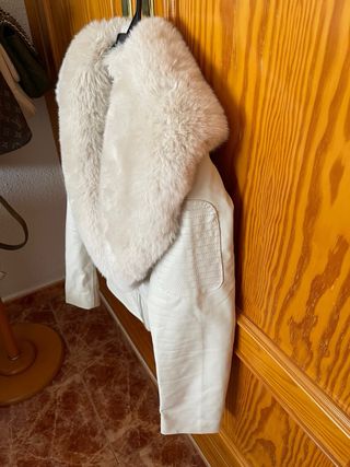 Chaqueta Beige con Cuello Peludo Talla M