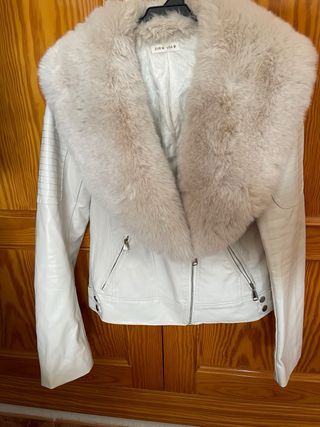 Chaqueta Beige con Cuello Peludo Talla M
