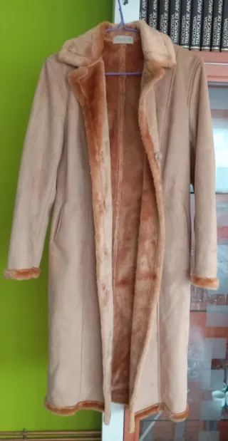 Abrigo largo beige con forro de pelo