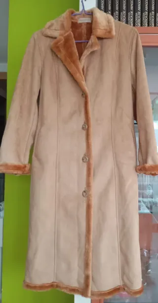 Abrigo largo beige con forro de pelo