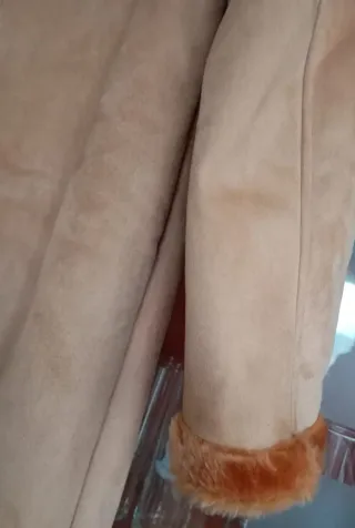 Abrigo largo beige con forro de pelo