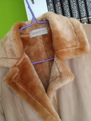 Abrigo largo beige con forro de pelo