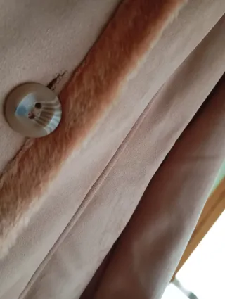 Abrigo largo beige con forro de pelo