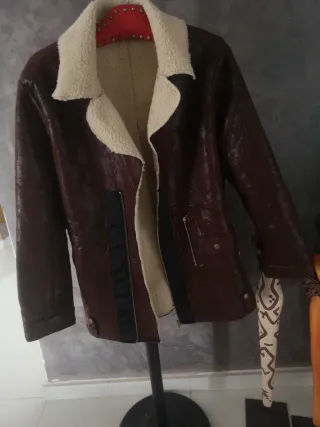 Abrigo forro polar marrón y beige