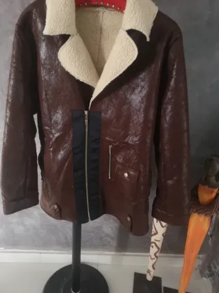 Abrigo forro polar marrón y beige