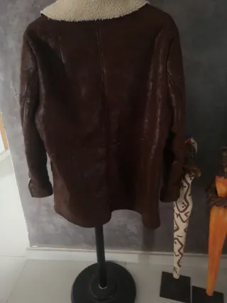 Abrigo forro polar marrón y beige