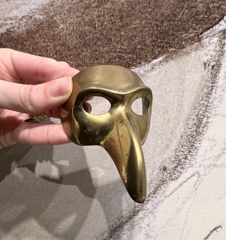 Maschera veneziana vintage in ottone