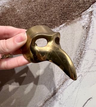 Maschera veneziana vintage in ottone