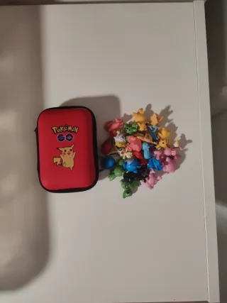 Estuche y figuras Pokémon GO