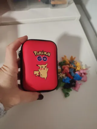 Estuche y figuras Pokémon GO