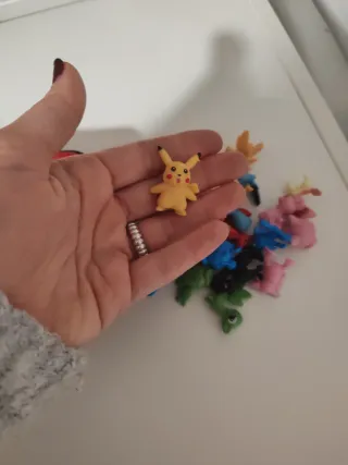 Estuche y figuras Pokémon GO