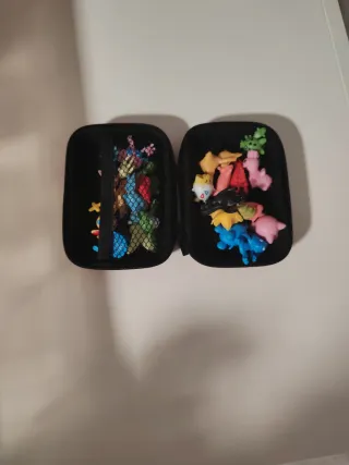 Estuche y figuras Pokémon GO