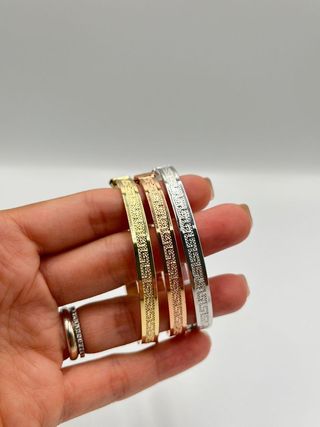 SEMANARIO 3 PULSERAS RIGIDAS GRECA HUECA. ORO 18K