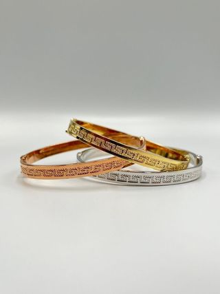 SEMANARIO 3 PULSERAS RIGIDAS GRECA HUECA. ORO 18K