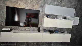 Mueble de salón blanco y gris