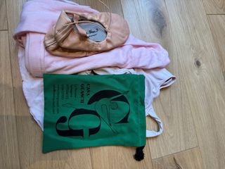 Ropa y zapatillas de ballet rosa
