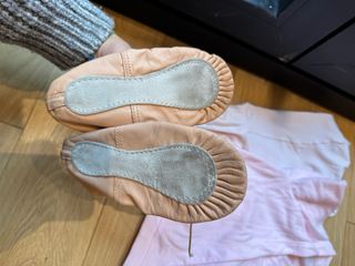 Ropa y zapatillas de ballet rosa
