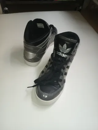 Adidas Hardcourt gris y negro