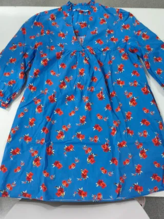 Vestido floral azul con flores rojas