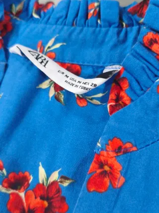 Vestido floral azul con flores rojas