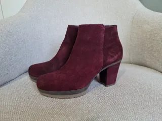 Botines de ante burdeos con tacón