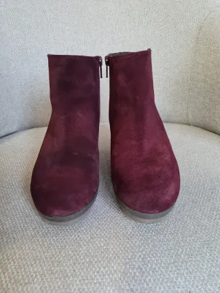 Botines de ante burdeos con tacón