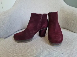 Botines de ante burdeos con tacón