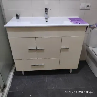 Mueble de baño con lavabo incluído, sin grifo.