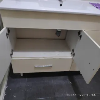 Mueble de baño con lavabo incluído, sin grifo.