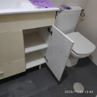 Mueble de baño con lavabo incluído, sin grifo.