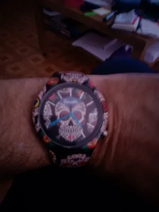 Reloj Doodle Calaveras Multicolor.