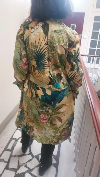 Gabardina estampada tropical