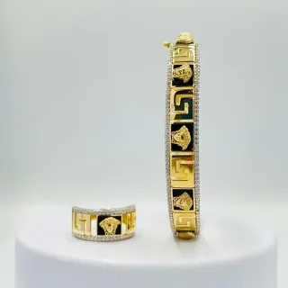 ANILLO MEDUSA ONIX GRECA Y CIRCONITAS. Oro 18k.