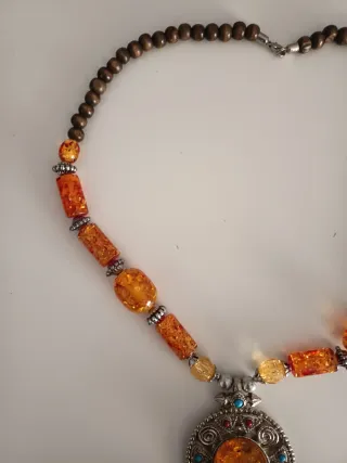 Collar étnico ámbar y madera