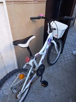 Bicicleta infantil blanca con cesta
