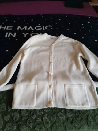 Chaqueta blanca manga larga con bolsillos