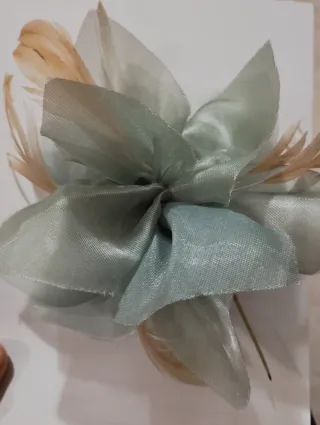 Broche floral tela beige y verde