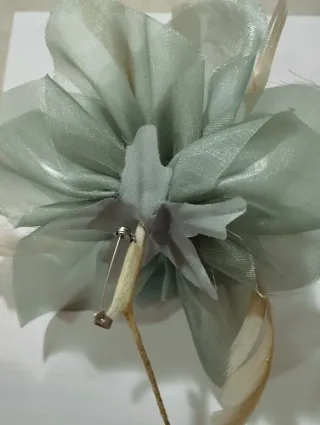 Broche floral tela beige y verde