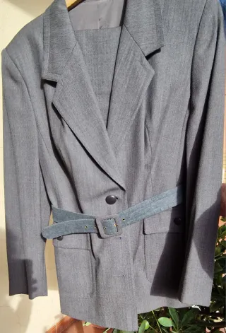 Traje de chaqueta mujer y falda gris