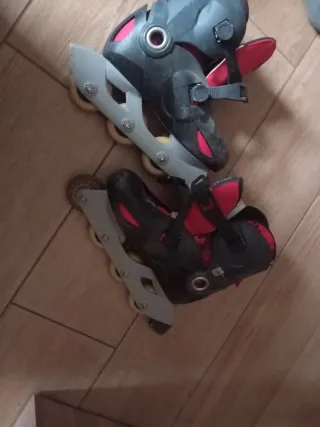 Patines en línea negros y rojos