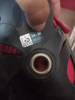 Patines en línea negros y rojos