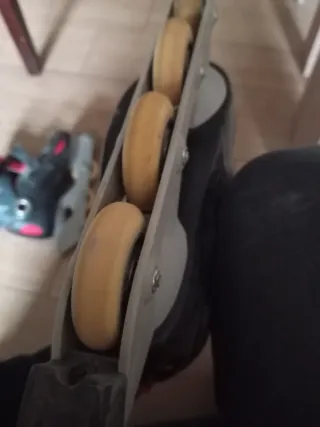 Patines en línea negros y rojos