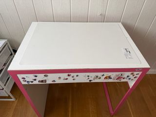 Escritorio MICKE Ikea rosa y blanco